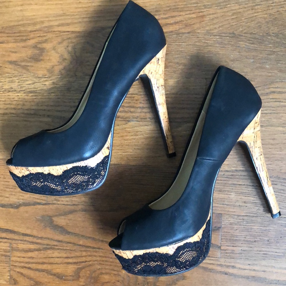 High heels with lace detail